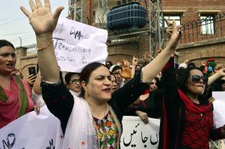 PPI/picture-alliance/ZUMA Press Hijras rallying for their rights in Peshawar in 2018.
