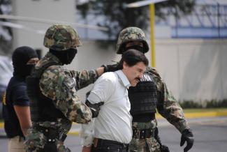 Der mexikanische Drogenboss Joaquín „El Chapo“ Guzmán bei seiner zweiten Festnahme 2014. Der ehemalige Chef des Sinaloa-Kartells brach zweimal aus dem Gefängnis aus, wurde aber 2017 an die USA ausgeliefert.