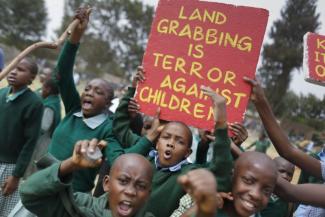 Land grabbing is a problem in many African countries. Protest by Kenyan schoolchildren in 2015.