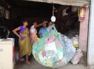 Verkauf von Plastikmüll in Mumbai.