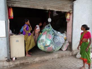 Lokale Müllsammlerinnen sammeln in Mumbai Kunststoffmüll, der recycelt werden soll.