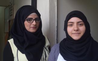 Isra und Kholoud sind zwei junge Palästinenserinnen im Libanon, die bei Youth for Development eine Berufsausbildung machen.Isra and Kholoud are two young Palestinian women who take part in a course run by Youth for Development.