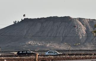 ISIS-Flagge auf einem Hügel bei Kobane in Sichtweite der türkischen Grenze Anfang Oktober.