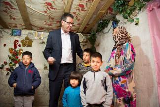 Gerd Müller besucht eine Flüchtlingsfamilien in einem Zeltlager im Libanon.