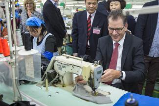 Gerd Müller zu ­Besuch in einer ­chinesischen Textil­fabrik.