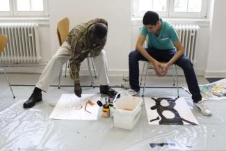 Weltkulturen Museum Der senegalesische Maler El Hadji Sy (links) mit einem Teilnehmer des Workshops kollektive Malerei im Weltkulturen Museum 2015.