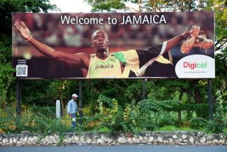 Reklame-Tafel in Jamaika mit Usain Bolt.
