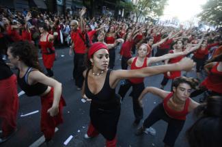 Aktivisten von H.I.J.O.S erinnern im März 2011 in Buenos Aires an die Menschen, die während der Militärdiktatur in Argentinien verschwanden.