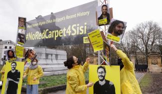 Protestaktion gegen den Besuch des ägyptischen Präsidenten beim Gipfel von Afrikanischer Union und EU in Brüssel im Februar 2022.