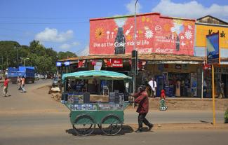 Informelle Beschäftigung ist gängig in Tansania: mobiler CD-Shop in Moshi.