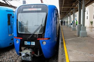 Souza / picture-alliance / NurPhoto Die neue Straßenbahn entlastet den Verkehr.