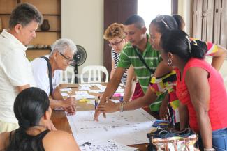 Repräsentanten verschiedener Ethnien und ihrer Organisationen nutzen in einem Workshop Techniken der Kartografie, um territoriale, interethnische und Umweltkonflikte darzustellen und zu analysieren.
