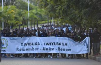 Zum Gedenken an den Genozid von 1994 demonstrieren Menschen in der ruandischen Hauptstadt Kigali, 2018.
