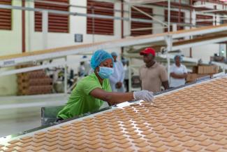 Arbeiterin in der Cracker-Fabrik des nigerianischen Familienunternehmens Beloxxi, an dem sich die DEG beteiligt.