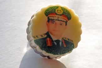 Personality cult: the president’s face on a sweet.