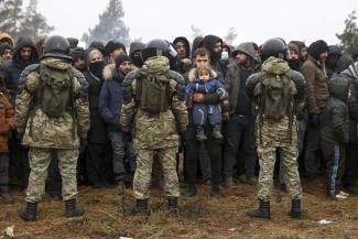 picture-alliance/ASSOCIATED PRESS/Oksana Manchuk Verzweifelte Asylsuchende, die an der polnischen Grenze in Belarus festsitzen.