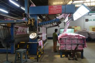 Weltweiter Handel braucht faire Arbeitsbedingungen und Löhne: Textilfabrik in Dhaka, Bangladesch.
