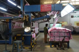 sb World trade must go along with fair working conditions and wages: garments factory in Dhaka, Bangladesh.