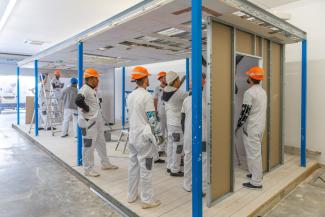 Die deutsche Firma Knauf bildet an verschiedenen Standorten in Afrika Architekten, Bauingenieure, Bauarbeiter und Handwerker aus – hier das Ausbildungszentrum in Algerien.