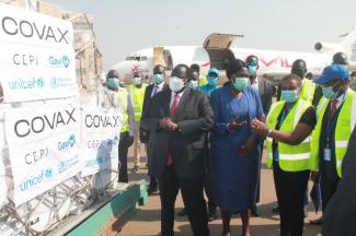 Delivery of Covid-19 vaccine to South Sudan in March 2021 under the COVAX initiative – but experts say COVAX is delivering far too little vaccines worldwide.