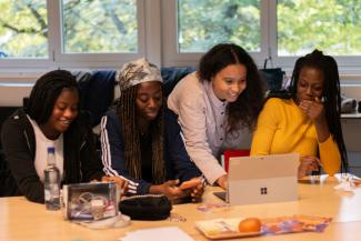 Daisy Tanja Scheffler (2.v.r.) im Gespräch mit teilnehmenden Schülerinnen eines Medienkompetenz-Workshops von Future of Ghana, der von der Telekom, Stiftung gefördert wurde.