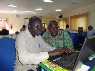 Edward Sekyewa (right) training a South Sudanese journalist.