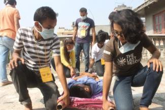 Der Dachverband der nepalesischen Jugendorganisationen AYON bildet junge Freiwillige in Katmandu in erster Hilfe aus.
