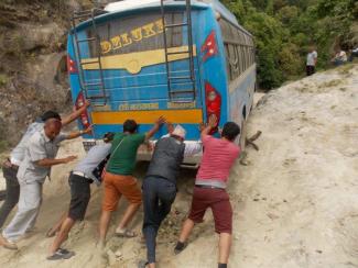 Medico-Projektpartner schieben eine Hilfslieferung in Nepal an, um abgelegene Dörfer zu erreichen.