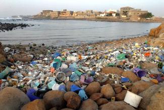 Plastikmüll ist ein globales Problem: Küste von Dakar, Senegal, 2005.