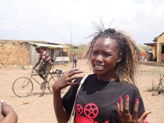 Diese junge Südsudanesin wurde von FilmAid im Camp zur Filmemacherin weitergebildet.