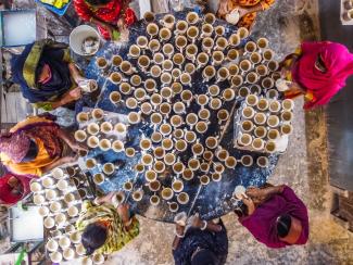 Arbeitsplätze sind wichtig: Frauen in der Keramikherstellung in Dhaka, Bangladesch.