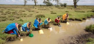 Frauen auf dem Land in Kenia: Wasserholen kann dauern – und möglicherweise ist es nicht trinkbar.