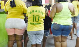 picture-alliance/GES-Sportfoto Ever more Brazilians are overweight: football fans in Porto Seguro in 2014.