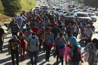 Migranten-Karawane aus Honduras  auf einer Autobahn  in El Salvador  im Januar 2019. Die Menschen versuchen, zu Fuß in die USA zu gelangen.