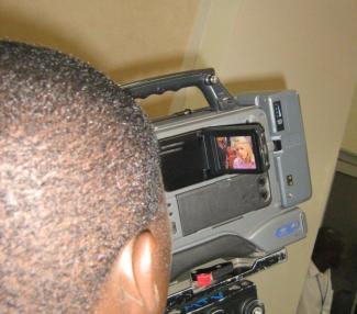Kameramann bei  einer NGO-Pressekonferenz am Rande des High-Level Forum on Aid Effectiveness 2008 in Accra.