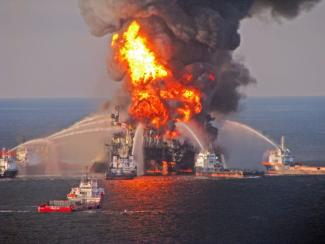 2010 brannte die BP-Ölbohrplattform Deepwater Horizon im Golf von Mexiko und löste eine der größten Umweltkatastrophen aller Zeiten aus.