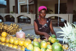 Fruit seller in Accra: agricultural commodities are the pillars oft he Ghana’s economy.
