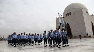 Soldaten vor dem Mausoleum von Pakistans Staatsgründer Mohammed Ali Jinnah in Karachi.