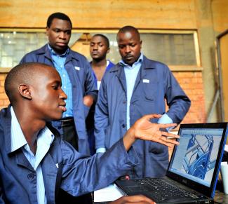 picture alliance/Yannick Tylle Research team working on the first African electric car.