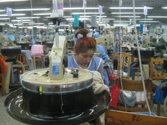 Textilherstellung in der Mongolei: Es wird schwerer, Industrialisierung in Niedriglohnbranchen zu starten.