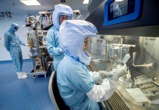 Herstellung des Corona-Impfstoffs in einem neuen Werk von BioNTech in Marburg.