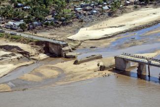 Afrika muss sich auf Hochwasser einstellen: von Flut zerstörte Brücke 2015 in Mosambik.