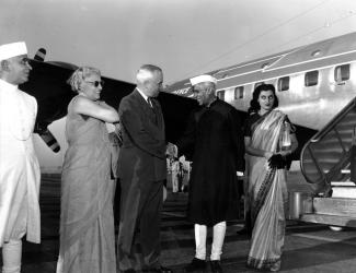 US-Präsident Harry Truman (rechts) erklärte „Entwicklung“ der „unterentwickelten Länder“ im Kalten Krieg zum Ziel der Außenpolitik: Staatsbesuch des indischen Premiers Jawaharlal Nehru 1949 in Washington.