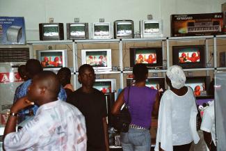 Steigende Kaufkraft: Menschen in der Elektronikabteilung eines Geschäfts in Accra im Jahr 2007.
