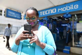 Smartphone-Nutzerin in Kenia.
