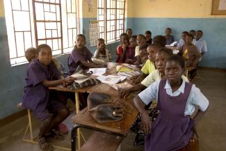 picture-alliance/IMAGEBroker Village school in Zambia.