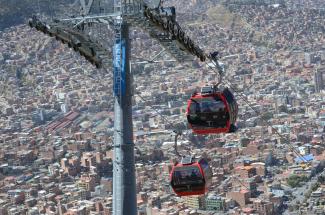 A cable car connects the Bolivian capital La Paz with neighbouring city El Alto.