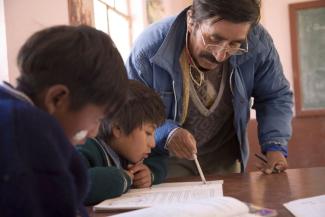 Mike Kolloeffel/Lineair Teacher in bilingual Bolivian school.