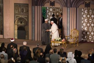 Großimam Sheikh Ahmed el-Tayyeb begrüßt Papst Franziskus 2017 in der Al-Azhar Universität in Kairo.