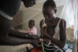 Untersuchung eines unterernährten Kindes im Al Sabbah Children‘s Hospital in Juba, South Sudan.